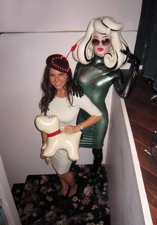 塑料做衣服的网红,网红引领塑料衣物新潮流